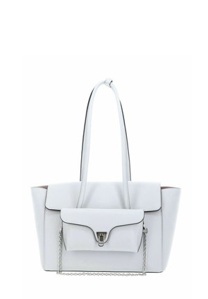 Weiße Ledertasche im Tote-Stil mit langen Griffen, Frontklappe mit silberner Schnalle gesichert und dekorativem silbernen Kettendetail.