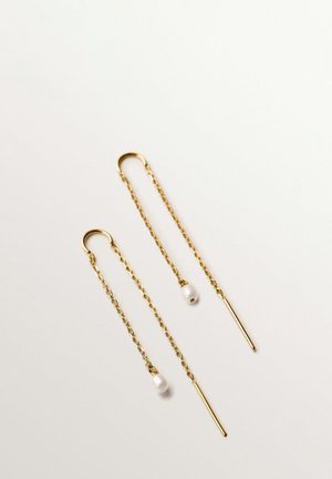 Pendientes de hilo dorados con cadenas delicadas y pequeñas perlas blancas, presentados sobre un fondo blanco liso.