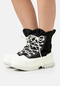 Converse CHUCK TAYLOR ALL STAR LUGGED 2.0 PLATFORM COUNTER CLIMATE EXTRA HIGH - Stivaletti stringati - black/egret