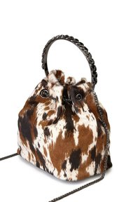 Bruin-witte gevlekte faux fur buckettas met een geplooide bovenkant, glanzend zwart metalen handvat en een verstelbare kettingriem.