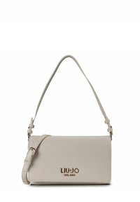 Grijze faux leren crossbodytas met een vlakke rechthoekige vorm. Voorzien van een logo in goudkleur en een verstelbare band. Gladde textuur, minimalistisch ontwerp.