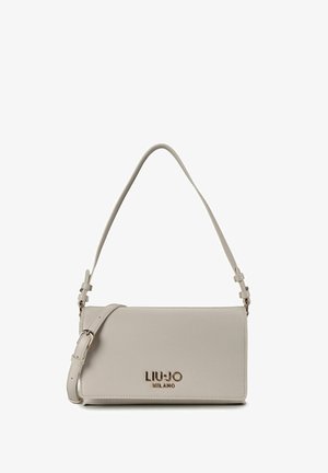 Borsa a tracolla in ecopelle grigia con forma rettangolare piatta. Presenta logo dorato e tracolla regolabile. Texture liscia, design minimalista.