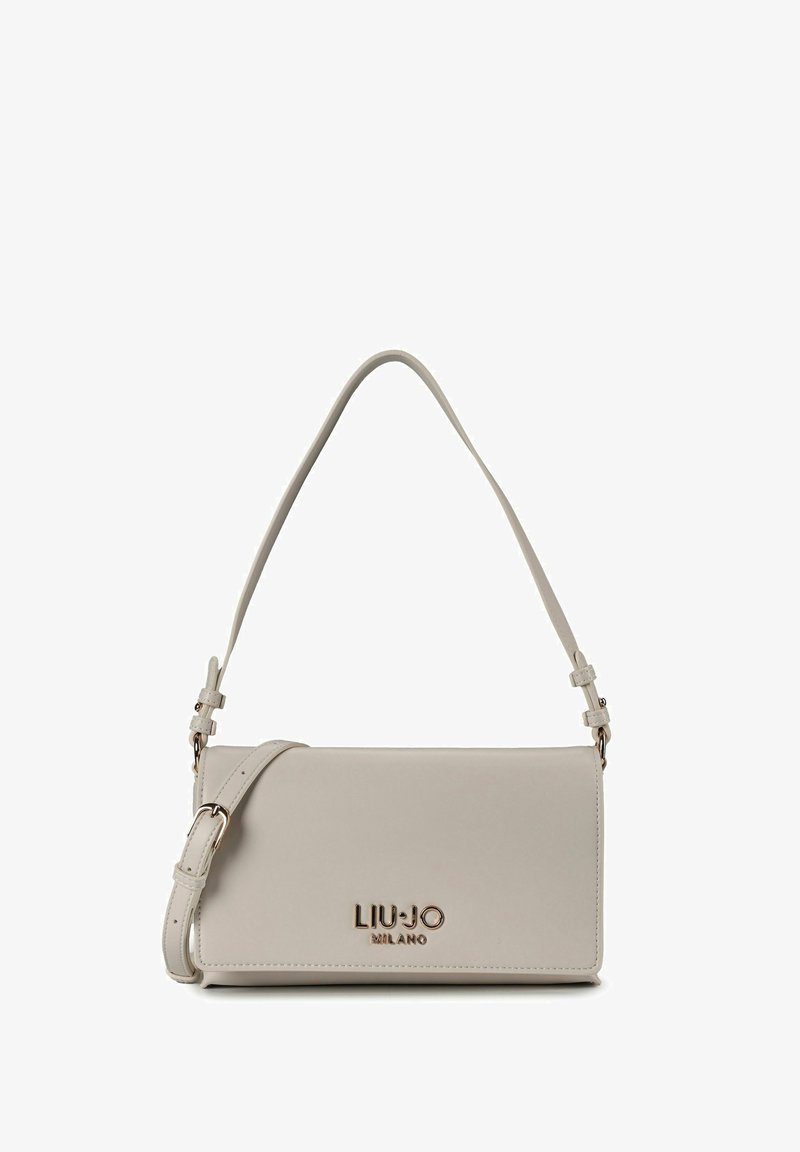 Grijze faux leren crossbodytas met een vlakke rechthoekige vorm. Voorzien van een logo in goudkleur en een verstelbare band. Gladde textuur, minimalistisch ontwerp.