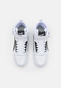 Hoge sneakers met een bovenwerk van wit leer, zwarte suède accenten, een gevoerde kraag en vetersluiting. Voorzien van een geperforeerde neus voor ademend vermogen.