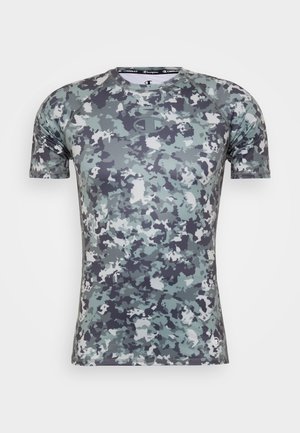 Tricou sport cu mânecă scurtă, în model de camuflaj verde și gri, fabricat dintr-un material neted și elastic, cu guler rotund și un accent cu logo.