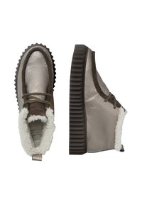 Metaliczne srebrne i brązowe buty wsuwane z futerkiem w środku, skórzane o teksturowanej powierzchni, z żłobioną czarną podeszwą. Zawierają dekoracyjne sznurówki.