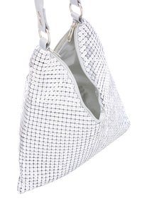 Borsa a tracolla argentata con paillettes, dalla forma triangolare, dotata di una tracolla regolabile e di un'apertura con zip che rivela un rivestimento interno liscio.