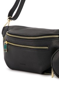 Sort læder crossbody taske med tekstureret overflade, guld lynlåse og en justerbar rem. Har to lynlåse-lommer og en logo detalje.