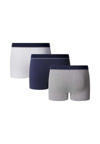 Trzy pary męskich bokserek w kolorze białym, granatowym i szarym, każda z ciemnym pasem i cienkim poziomym paskiem.