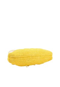 Sac jaune au crochet, posé à plat, montrant un motif tissé texturé et des bords arrondis sur fond blanc.