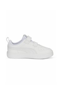 Białe sneakersy z górą z gładkiej skóry, dwoma regulowanymi paskami, perforowanym noskiem, wyściełanym kołnierzem i płaską gumową podeszwą.