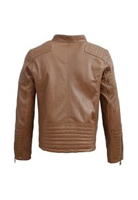 Braune Leder-Motorradjacke mit taillierter Passform, gerippte Schulter-Akzente und seitlichen Reißverschlusstaschen. Glatte Textur, cropped Länge.