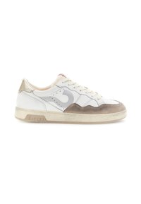 Sneaker bianca in pelle con logo grigio, tacco in suede beige e tacco metallico oro; presenta una suola in gomma testurizzata e design con lacci.