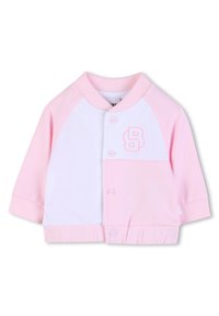 Φούτερ ζακέτα σε ανοιχτό ροζ και λευκό χρώμα με κουμπιά στο μπροστινό μέρος, ρι μπ μανσέτες και εμφανές λογότυπο "B" στο στήθος. Μαλακό ύφασμα και casual σχεδιασμός.