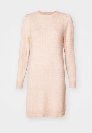 Hosszú ujjú, kerek nyakú pulóverruha lágy világos rózsaszínben. Texturált kötött anyag, finoman kiemelkedő mintákkal, testhezálló mandzsettákkal és egyenes sziluettel.