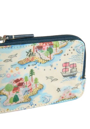 Reißverschlussbörse aus hellblauem Stoff, der mit bunten Inseln, Häusern, Bäumen und einem Schiff gemustert ist, mit dunklen blauen Akzenten.