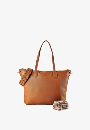 Sac cabas Valentino en cuir marron avec double anses, une bandoulière cloutée amovible et une bandoulière en tissu avec le logo Valentino.