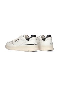 Witte leren sneakers met een textuur, zwarte accenten en contrasterende stiksels. Voorzien van een rubberen zool en merknaam aan de zijkant.