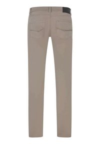 Pantalons ajustés beiges avec une texture lisse, dotés d'un patch à la taille arrière et de deux poches arrière avec un détail de couture.