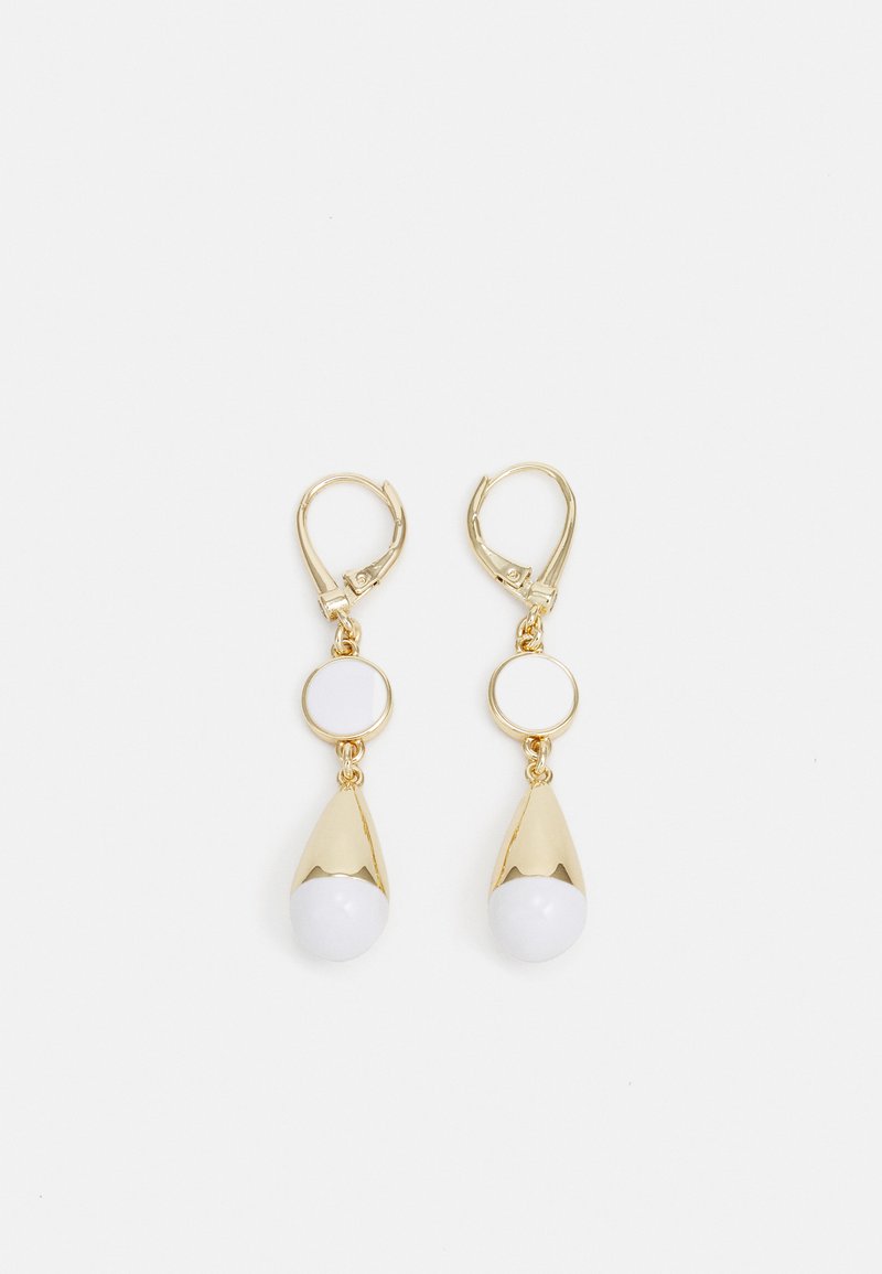Brincos pendentes em tom de ouro apresentando um stud circular branco e uma conta em forma de gota branca com um destaque dourado afilado.