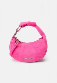 Pequena mala Juicy Couture em camurça rosa choque com alça curta acolchoada e detalhes em corrente prateada sobre fundo branco.