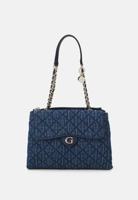 Pikowana torba z denimu w ciemnym niebieskim kolorze, z logo w odcieniu złota i paskiem z łańcuchowym akcentem. Posiada zapięcie na klapkę oraz teksturowany wzór.