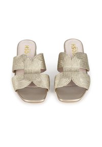 Goldene, gewebte Slide-Sandalen mit Kreuzriemendesign, quadratischer Zehenpartie und glatter Sohle. Bieten einen strukturierten Look mit weicher Innensohle.