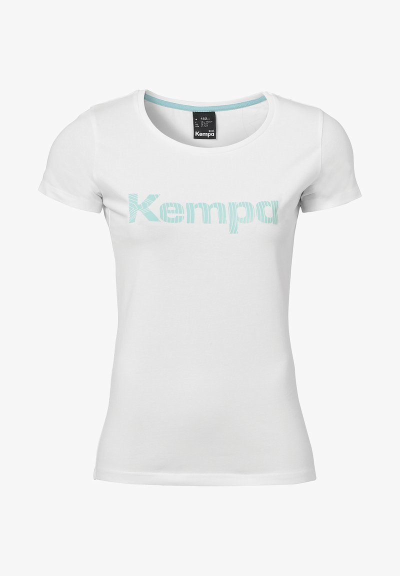 Weißes T-Shirt mit kurzen Ärmeln, das ein hellblaues "Kempa"-Logo in einem gemusterten Design zeigt. Aus weichem Baumwollmaterial mit einem runden Halsausschnitt.