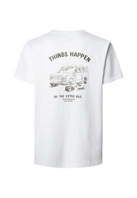 Wit katoenen T-shirt met een grafische illustratie van een bestelwagen, met daarboven de tekst "THINGS HAPPEN" en daaronder "GO THE EXTRA MILE" in donkerbruin.