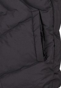 Schwarze Pufferjacke aus Stoff mit gestepptem Muster und diagonalen Nähten sowie einer Seiten tasche. Glattes, wasserabweisendes Material.