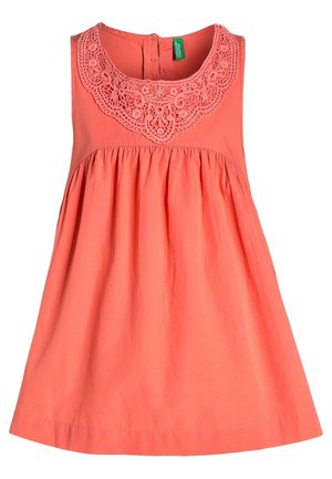 Ärmelloses Korallkleid mit filigranem Spitzenkragendetail und geraffter Taille, entworfen für kleine Kinder.