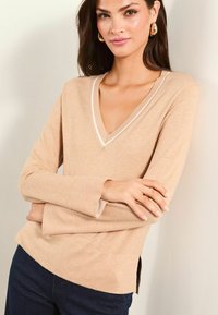 Lipsy V NECK TIPPED REGULAR FIT - Svetr�ík - camel