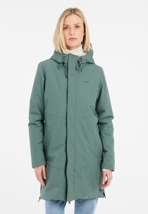 Groene waterdichte jas met capuchon, voorzien van een ritssluiting aan de voorkant, zakken en trekkoorddetails. Soepele textuur met een getailleerde pasvorm.