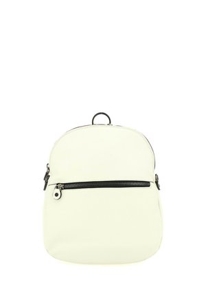 Piccolo zaino bianco con tasca frontale con cerniera, cerniera nera, manico nero e cursori della cerniera argentati su sfondo bianco.