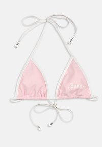 Ροζ τρίγωνο μπικίνι τοπ με λευκή επένδυση, δετά λουριά στον λαιμό και στην πλάτη, και μικρά ασημένια γυαλιστερά στοιχεία σε σχήμα καρδιάς στα κορδόνια, με το κείμενο «Juicy» στο δεξί κύπελλο.