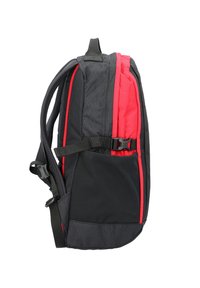 Schwarzer und roter Rucksack aus strukturiertem Stoff, mit verstellbaren Trägern, einer Seitentasche und einem oberen Griff für bequemen Transport.