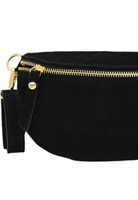 Sac à bandoulière en suède noir avec fermeture éclair dorée, silhouette plate et bandoulière amovible. Texture douce avec une finition lisse.