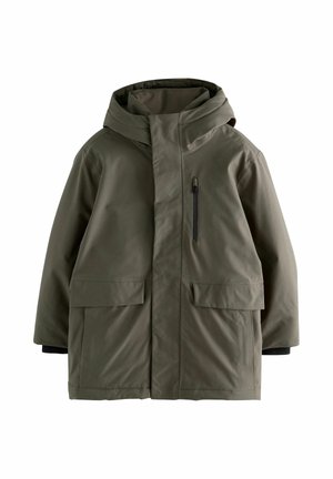 Veste imperméable vert olive avec capuche, fermeture éclair à l'avant et deux grandes poches avant. Présente une petite poche poitrine zippée et des poignets côtelés.
