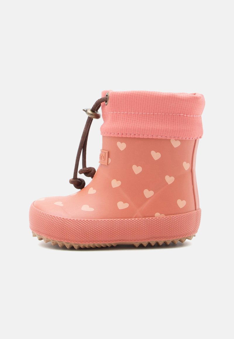 Stivale da pioggia rosa in gomma con motivi a cuore, suola in tessuto beige, e risvolto in tessuto rosa. Chiusura con lacci marroni regolabili e toggle in metallo.