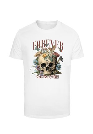 T-Shirt bianco in cotone con un design grafico di un teschio circondato da fiori e farfalle, con il testo "FOREVER" e "CARPE DIEM."