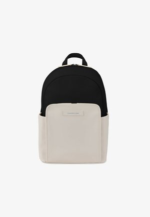 Schwarzer und beiger Rucksack mit glatter Textur, runder Form, Traggriff und Fronttasche. Logo vorne in hellem Beige.