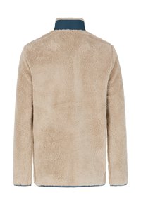 Giacca beige e soffice con una texture morbida, presenta un colletto blu navy, maniche lunghe e nessuna chiusura visibile. L'orlo è dritto e leggermente più lungo sul retro.
