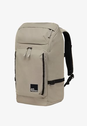 Hellgrauer Polyester-Rucksack mit rechteckiger Form, Fronttaschen, doppelten Reißverschlüssen, schwarzen Akzenten und einem Logo-Patch an der Unterseite.