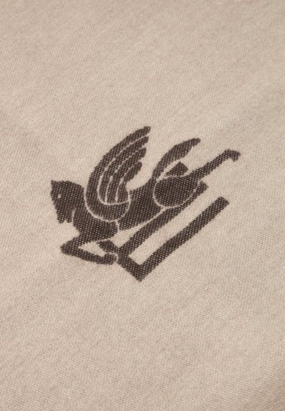 Graphique d'un cheval ailé brun foncé sur un fond de tissu beige clair texturé, représentant le cheval en plein saut au-dessus de deux bandes verticales.