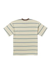 Camiseta de rayas en crema con rayas horizontales azules, de manga corta y un cuello redondo marrón. Textura suave y corte relajado.