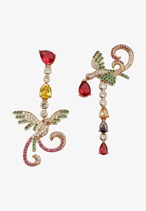 Orecchini dorati con design intricati, adornati con varie pietre preziose in rosso, giallo, verde e rosa, che mostrano colori e dettagli vivaci.