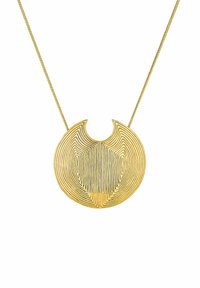 Collar de oro con un colgante circular de diseño estratificado y ranurado, y un corte abierto en la parte superior. La cadena es texturizada y delgada.