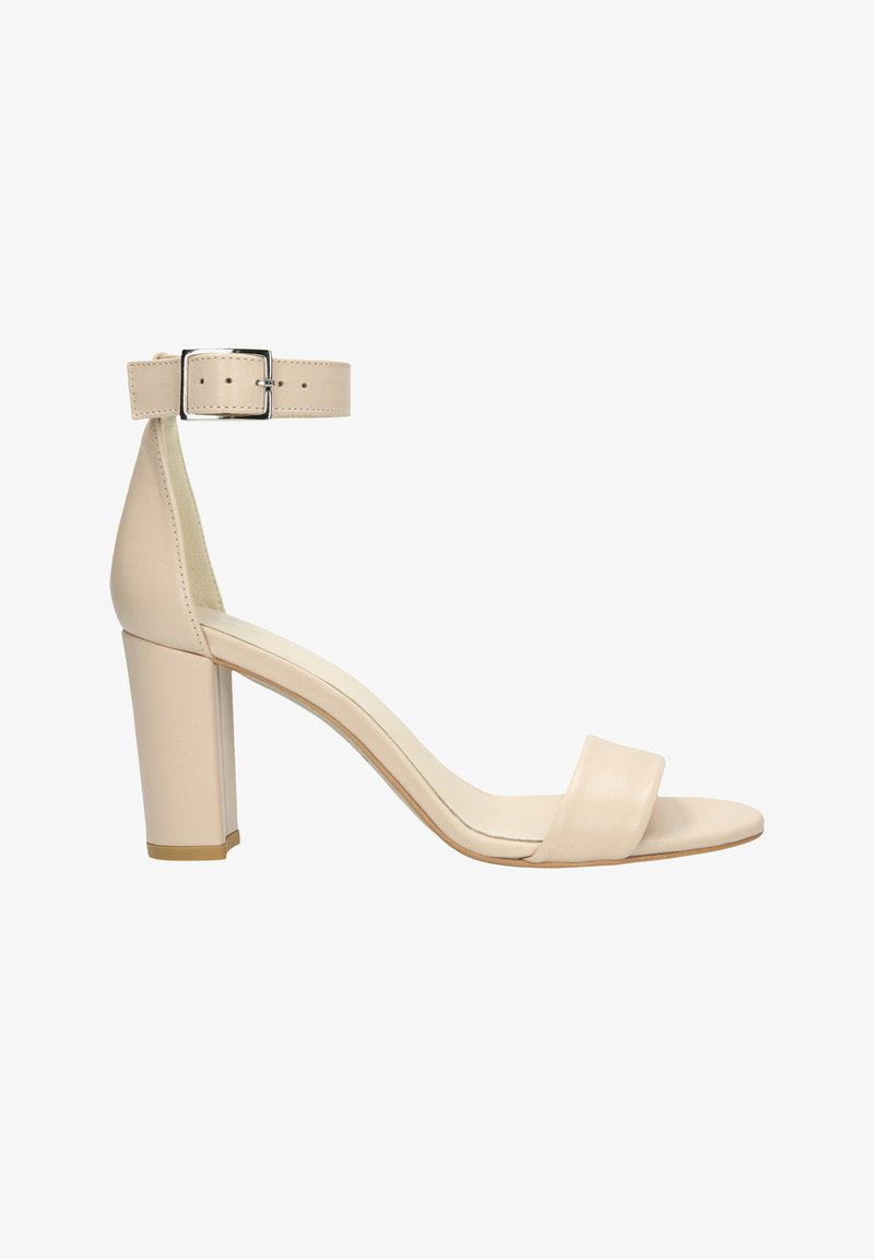 Beżowe sandały na wysokim obcasie z szerokim paskiem na palcach, wąskim paskiem na kostce z metalowym klamrą i kwadratowym obcasem blokowym. Gładkie wykończenie ze skóry.