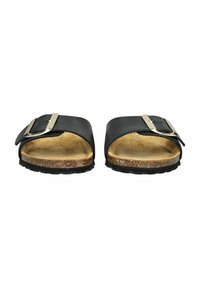Schwarze Ledersandalen mit einer silbernen Metallschnalle und einem konturierten Korkfußbett. Texturierte Laufsohle für besseren Halt. Offene Zehen-Design.
