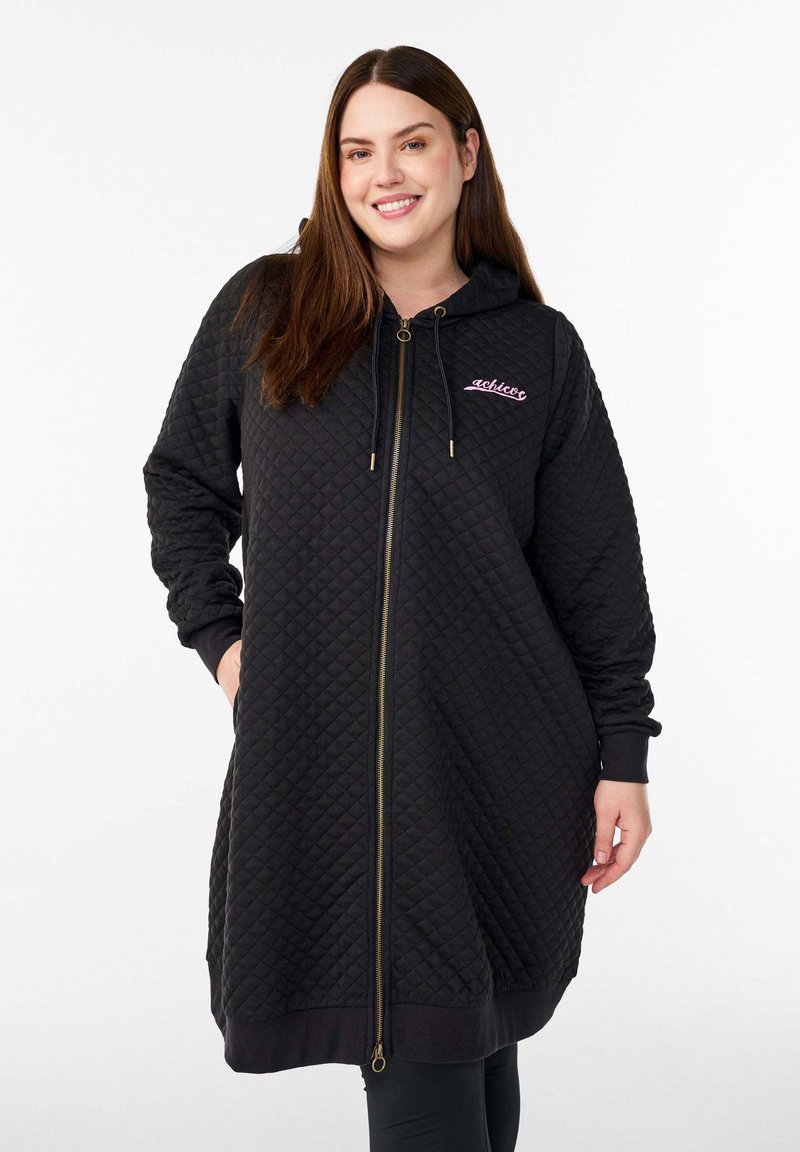 Sort quiltet hættetrøje med lynlås og hætte, med gyldne lynlåse og snore, ribbede ærmeafslutninger og et lille broderet logo.